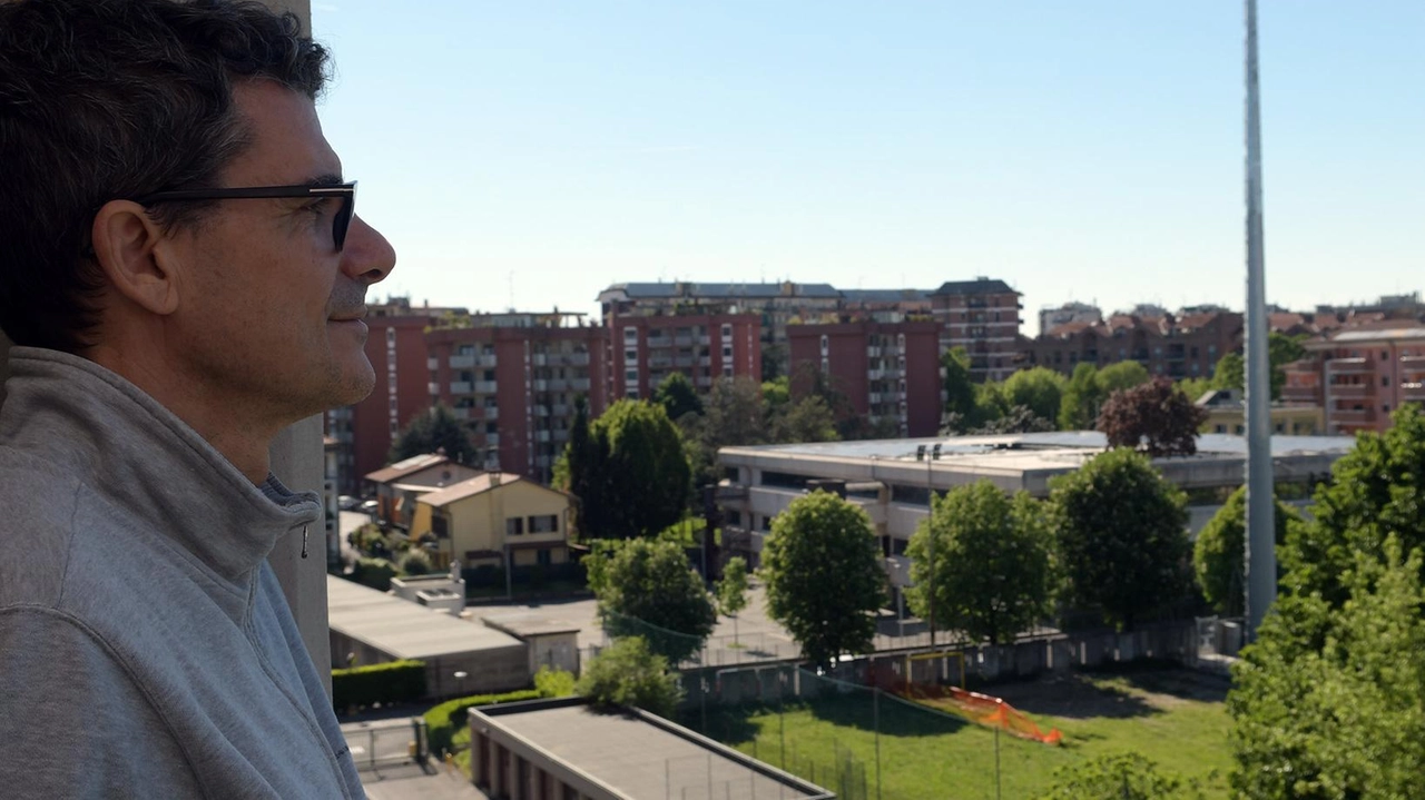 L’antenna per la telefonia mobile installata nel cortile della parrocchia vista dal balcone di Marco Castoldi del comitato L’antenna per la telefonia mobile installata nel cortile della parrocchia vista dal balcone di Marco Castoldi del comitato