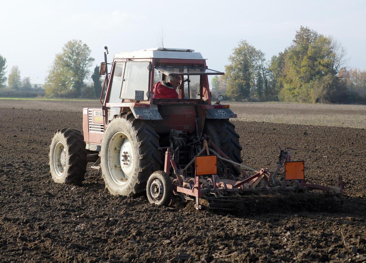 Fanghi e fertilizzanti nei campi. Chiesti controlli ad Ats e Arpa