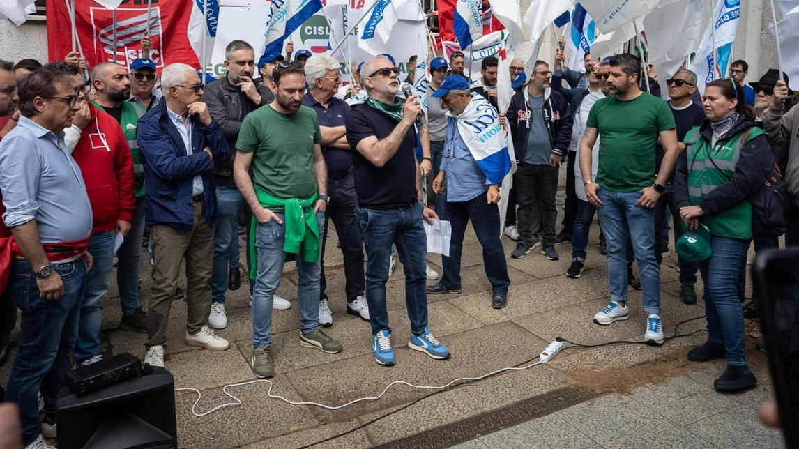 I sindacati protestano contro la privatizzazione di Poste Italiane davanti alla Prefettura di Milano, temendo ripercussioni sull'occupazione e la perdita del controllo pubblico sull'azienda.