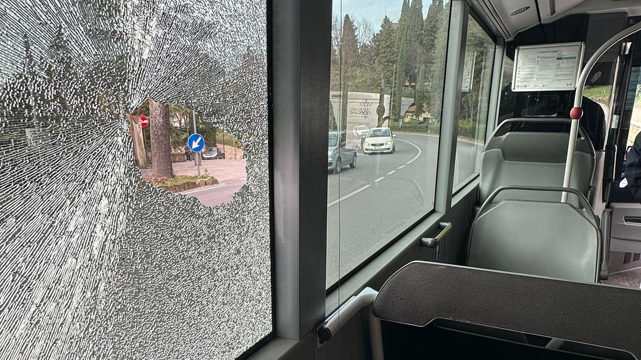 I violenti hanno rotto almeno due vetri del bus (foto di repertorio)