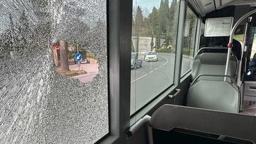 Rissa tra due bande di giovani sull’autobus per Agrate Brianza: “Hanno spaccato i vetri a calci”