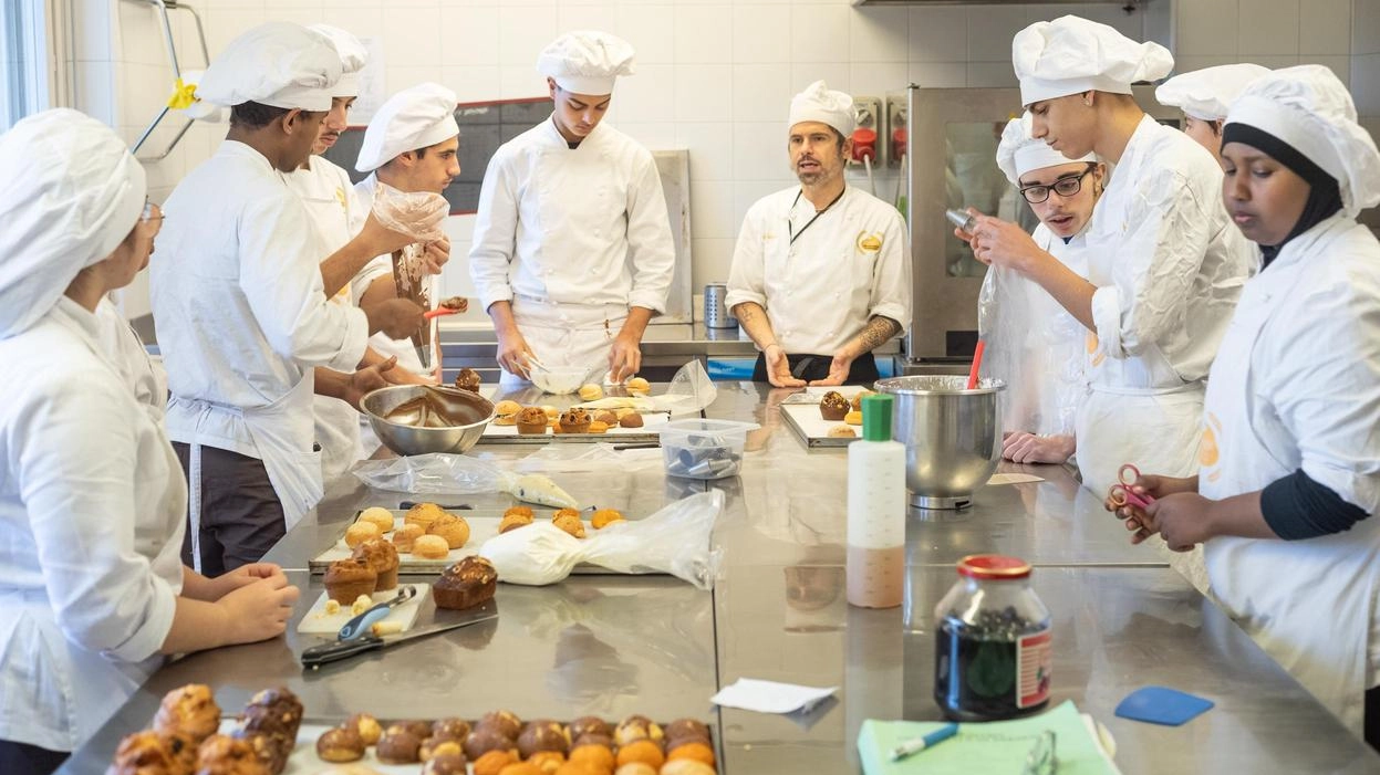 Nel centro professionale per aspiranti chef e pasticcieri in Città Studi. Tra nuovi corsi e storie di riscatto debutta la sperimentazione quadriennale. Nel centro professionale per aspiranti chef e pasticcieri in Città Studi. Tra nuovi corsi e storie di riscatto debutta la sperimentazione quadriennale.