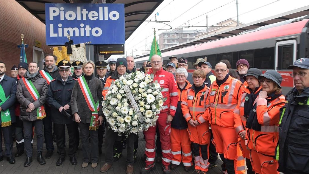 Pioltello si è fermata per commemorare le tre vittime e i molti feriti del 2018. La sindaca: i processi sono finiti, ma occorre fare di più perché non si ripeta. Pioltello si è fermata per commemorare le tre vittime e i molti feriti del 2018. La sindaca: i processi sono finiti, ma occorre fare di più perché non si ripeta.