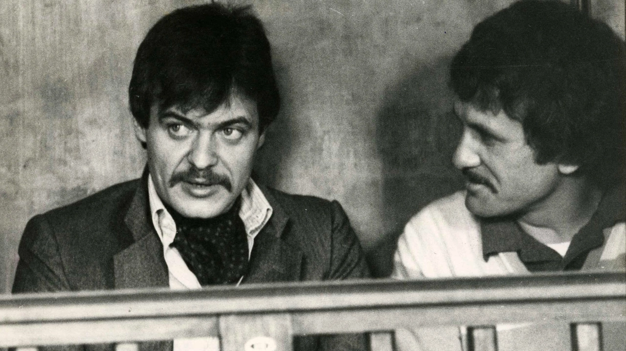 Renato Vallanzasca, 75 anni, con Tino Stefanini, 72, in tribunale a Bergamo all’inizio degli anni Ottanta. Vallanzasca è stato condannato a quattro ergastoli: dopo 52 anni in carcere ora è agli arresti in una Rsa Renato Vallanzasca, 75 anni, con Tino Stefanini, 72, in tribunale a Bergamo all’inizio degli anni Ottanta. Vallanzasca è stato condannato a quattro ergastoli: dopo 52 anni in carcere ora è agli arresti in una Rsa