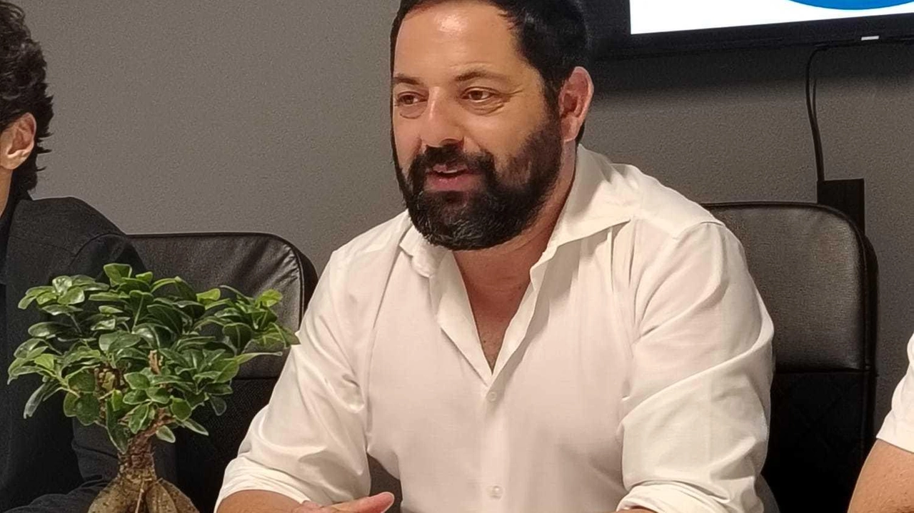 Il presidente Luciano Pace conferma la conferma di Domenico Anania come allenatore del Muggiò, dopo la vittoria contro il Tribiano. Decisione definitiva dopo la sfida con l'Olginatese. Il presidente Luciano Pace conferma la conferma di Domenico Anania come allenatore del Muggiò, dopo la vittoria contro il Tribiano. Decisione definitiva dopo la sfida con l'Olginatese.