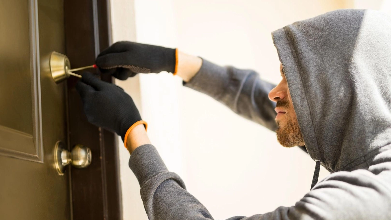 A Cornaredo, una banda di ladri ha colpito diversi appartamenti causando paura e danni. I cittadini chiedono maggiore illuminazione, telecamere e controlli per garantire la sicurezza. A Cornaredo, una banda di ladri ha colpito diversi appartamenti causando paura e danni. I cittadini chiedono maggiore illuminazione, telecamere e controlli per garantire la sicurezza.