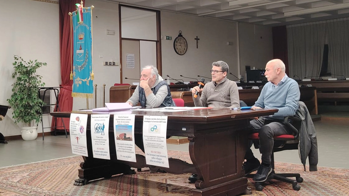 L’assemblea pubblica del comitato sulle antenne della telefonia 5g: da sinistra Francesco Salvia, il portavoce Marco Castoldi e Luigi Raiola