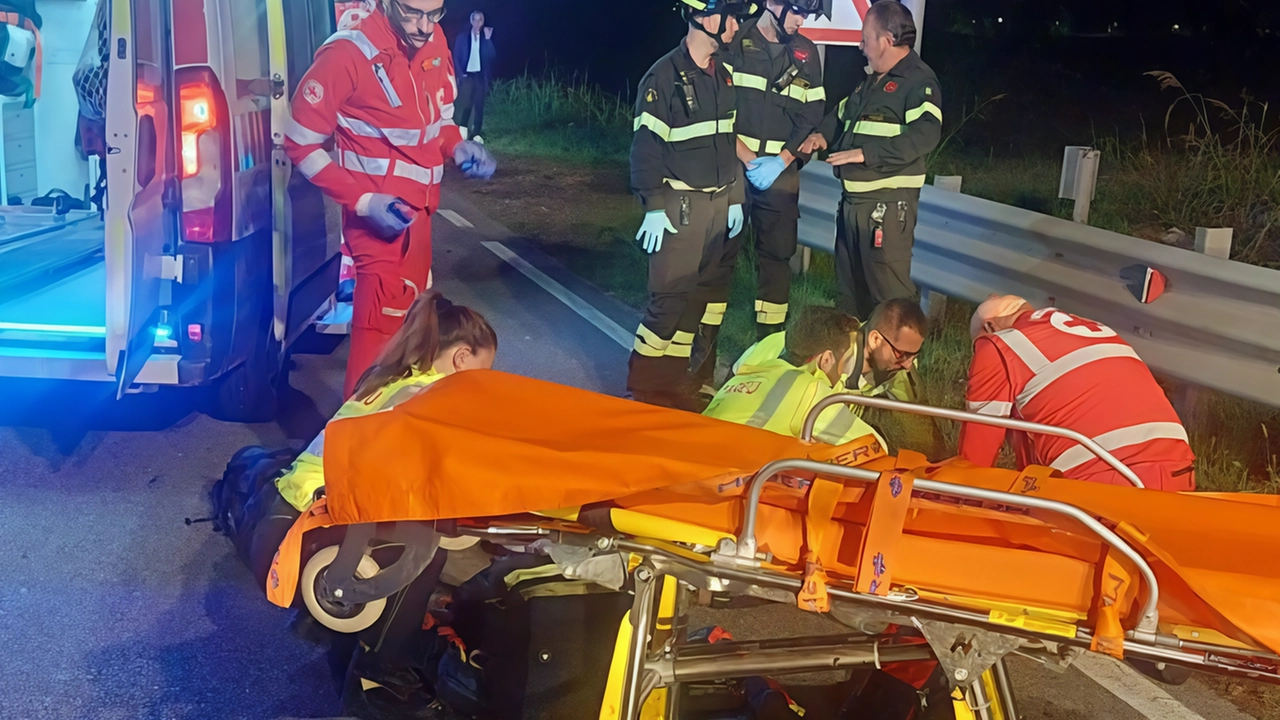 Un uomo di 52 anni è in condizioni critiche dopo essere stato travolto da un'auto sulla SP40 vicino alla piscina comunale. Le cause dell'incidente sono ancora in fase di accertamento. Sul posto sono intervenuti soccorsi e vigili del fuoco. La zona è nota per la sua pericolosità. Un uomo di 52 anni è in condizioni critiche dopo essere stato travolto da un'auto sulla SP40 vicino alla piscina comunale. Le cause dell'incidente sono ancora in fase di accertamento. Sul posto sono intervenuti soccorsi e vigili del fuoco. La zona è nota per la sua pericolosità.