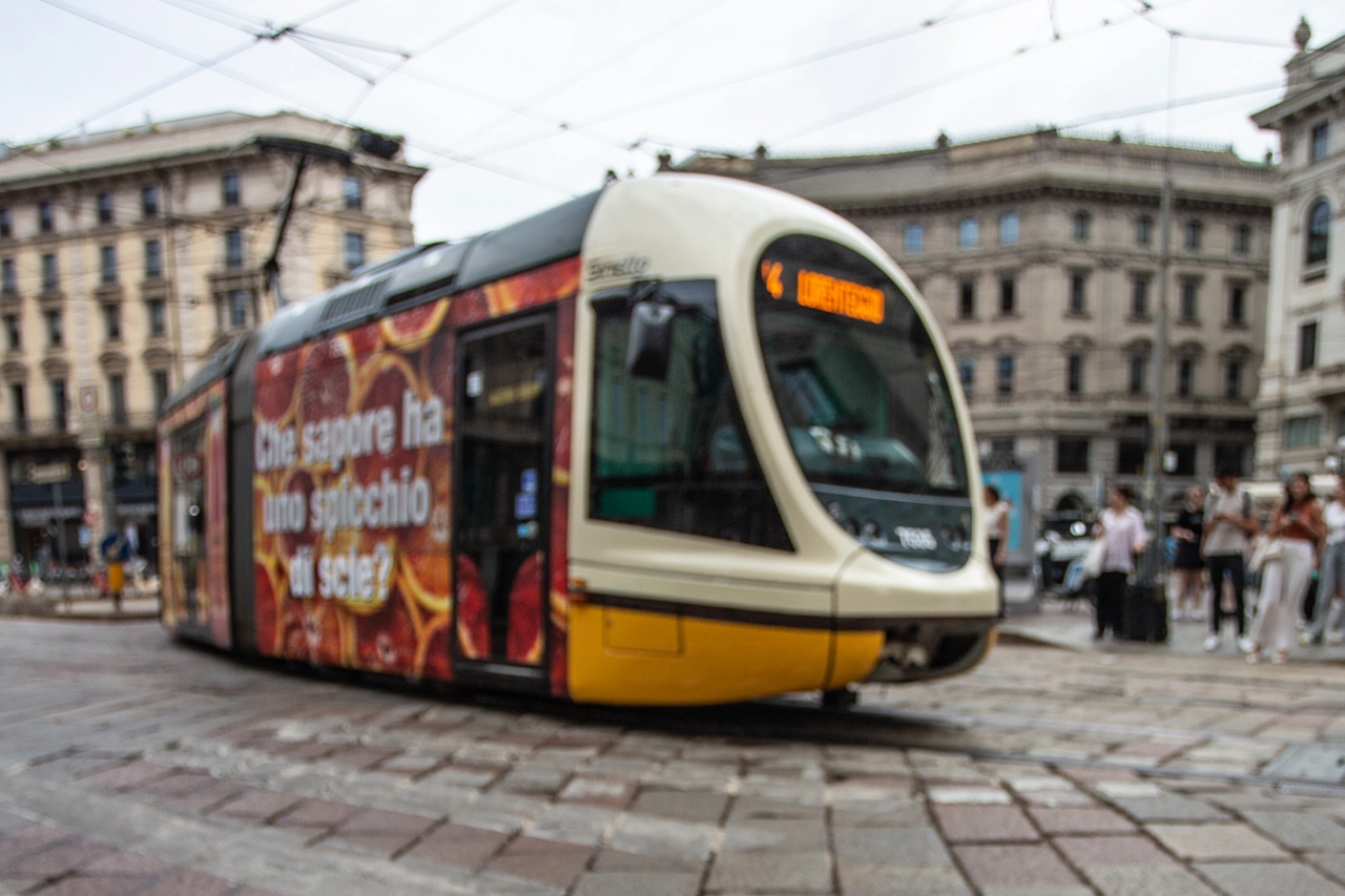 Un tram in piazza Cordusio (Archivio)