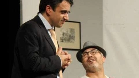 Un mix esplosivo di humour, comicità e critica sociale, tra scambi esilaranti, con due amici che per amore si ritroveranno... Un mix esplosivo di humour, comicità e critica sociale, tra scambi esilaranti, con due amici che per amore si ritroveranno...