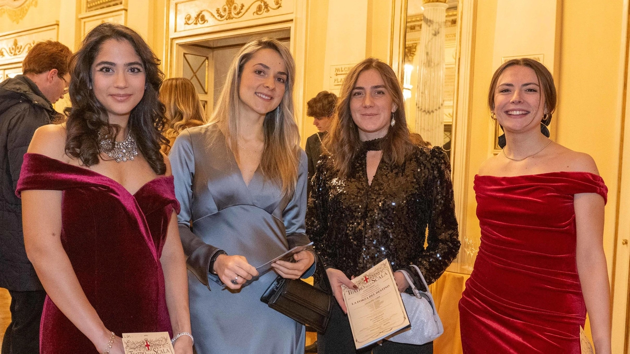 Nel foyer e in platea tra allievi, semplici appassionati e neofiti della lirica "Un sogno ad occhi aperti essere qui. Il teatro regala sensazioni uniche". Nel foyer e in platea tra allievi, semplici appassionati e neofiti della lirica "Un sogno ad occhi aperti essere qui. Il teatro regala sensazioni uniche".