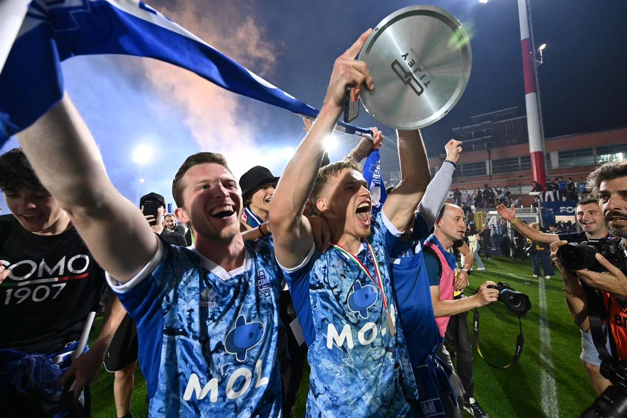La gioia del Como per la promozione in serie A