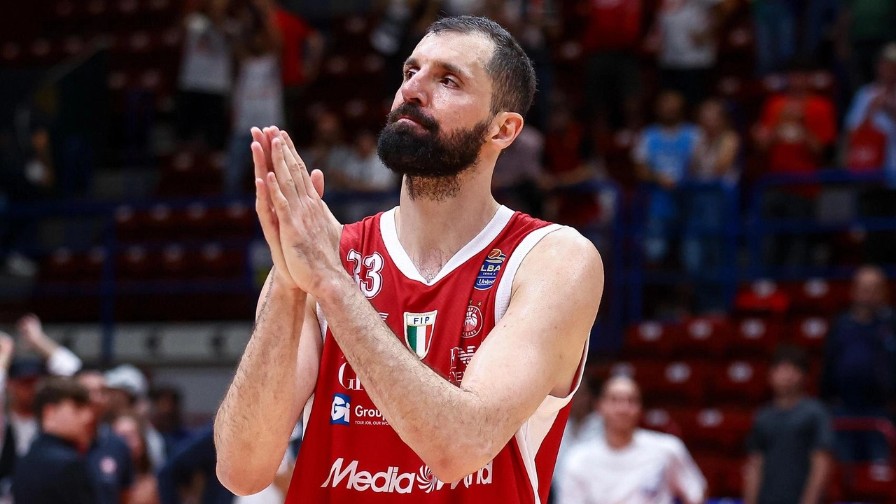 Nikola Mirotic ha salutato il pubblico del Forum dopo la sconfitta in gara-4 contro la Virtus: giocherà a Montecarlo Nikola Mirotic ha salutato il pubblico del Forum dopo la sconfitta in gara-4 contro la Virtus: giocherà a Montecarlo
