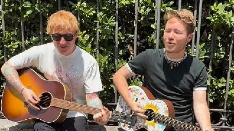 Alfa, fan di Ed Sheeran, incontra il cantautore britannico a Roma e insieme suonano 'A-Team'. Un incontro emozionante. Alfa, fan di Ed Sheeran, incontra il cantautore britannico a Roma e insieme suonano 'A-Team'. Un incontro emozionante.