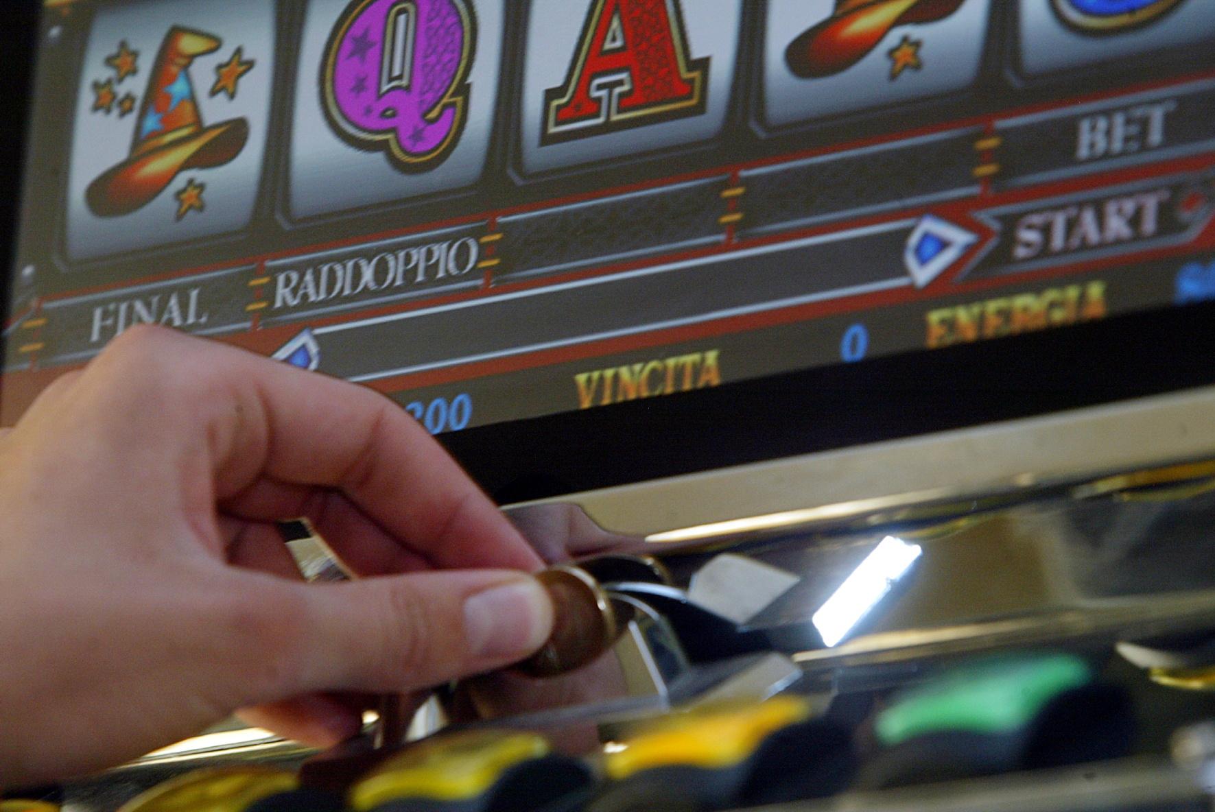 False consumazioni al bar pagate con il Pos per giocare alle slot machine False consumazioni al bar pagate con il Pos per giocare alle slot machine