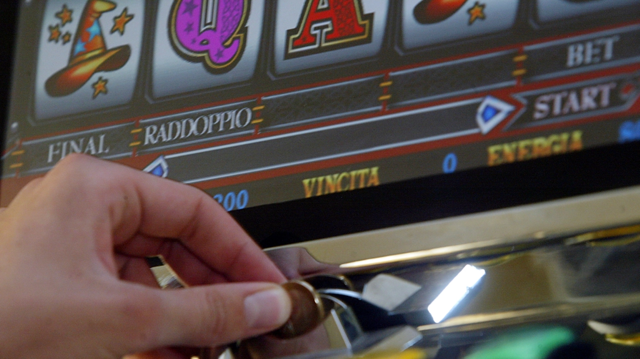 Pagavano con il Pos false consumazioni al bar per avere il contante da giocar alle slot Pagavano con il Pos false consumazioni al bar per avere il contante da giocar alle slot