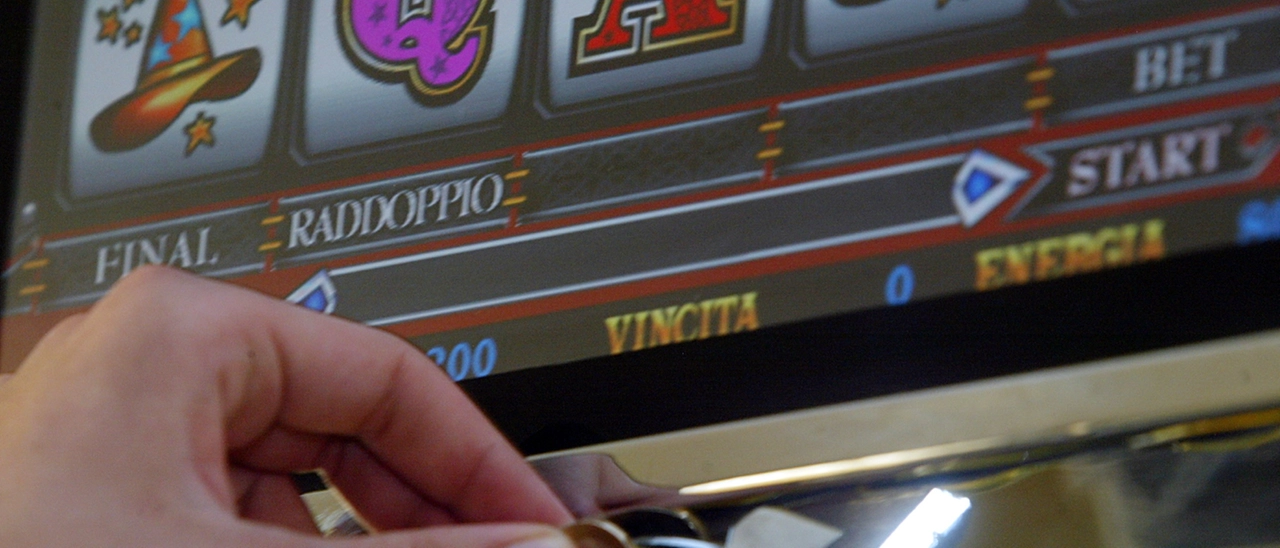False consumazioni al bar pagate con il Pos per giocare alle slot machine
