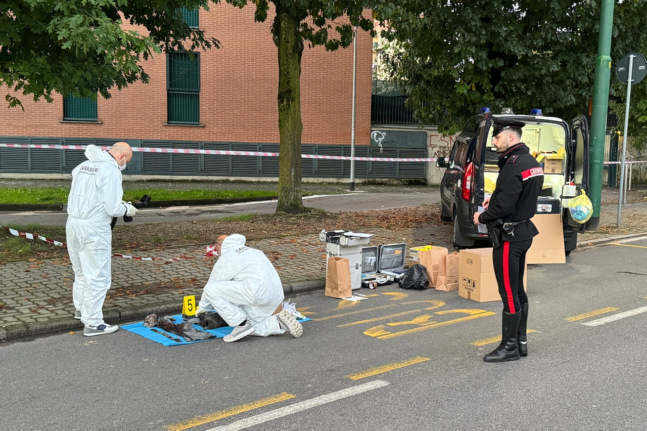 I rilievi dei carabinieri nel tratto di strada dov'è avvenuta l'aggressione costata la vita a Manuel Mastrapasqua