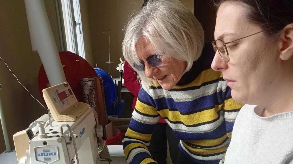 I prodotti vengono confezionati nel laboratorio di cucito Kuci(A)mo gestito dal centro diurno La Cascina, parte di La Nuvola e poi proposti nell’hub Il Negozio della coop stessa I prodotti vengono confezionati nel laboratorio di cucito Kuci(A)mo gestito dal centro diurno La Cascina, parte di La Nuvola e poi proposti nell’hub Il Negozio della coop stessa