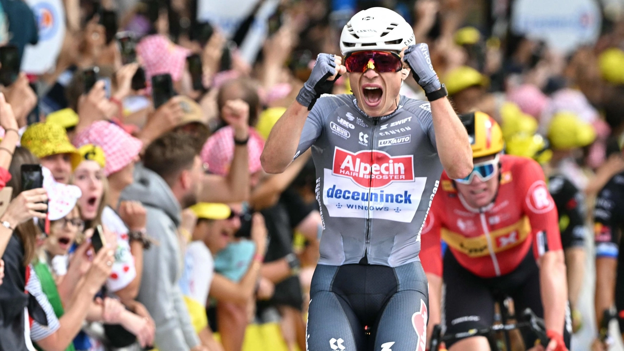 Tour de France 2025 oggi: folle tappa 1, Philipsen prima maglia gialla. Classifica: Remco e Roglic già in ritardo, Ganna ritirato