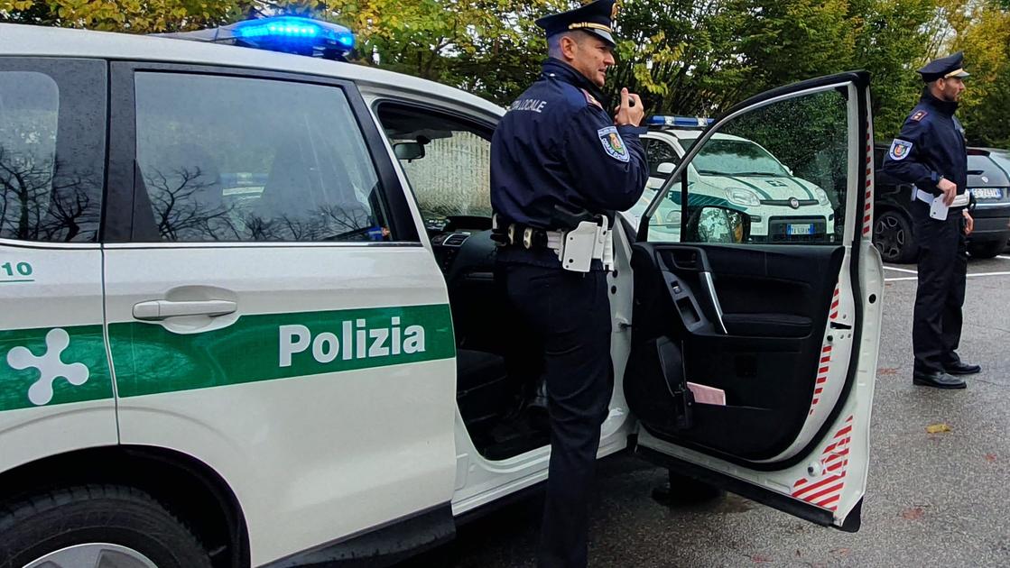ubriaco aggredisce barista e scappa su un auto senza una gomma   fermato dopo un folle inseguimento