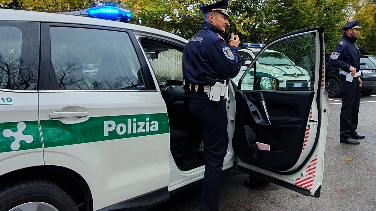 Angenti della polizia locale in azione