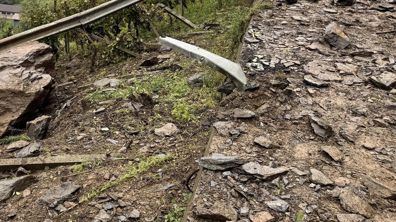 La strada provinciale tra Tresenda e Teglio riaprirà presto dopo una frana. Lavori di messa in sicurezza completati, ora spetta alla Provincia intervenire. Finanziamento regionale per un totale di 108.000 euro. La strada provinciale tra Tresenda e Teglio riaprirà presto dopo una frana. Lavori di messa in sicurezza completati, ora spetta alla Provincia intervenire. Finanziamento regionale per un totale di 108.000 euro.