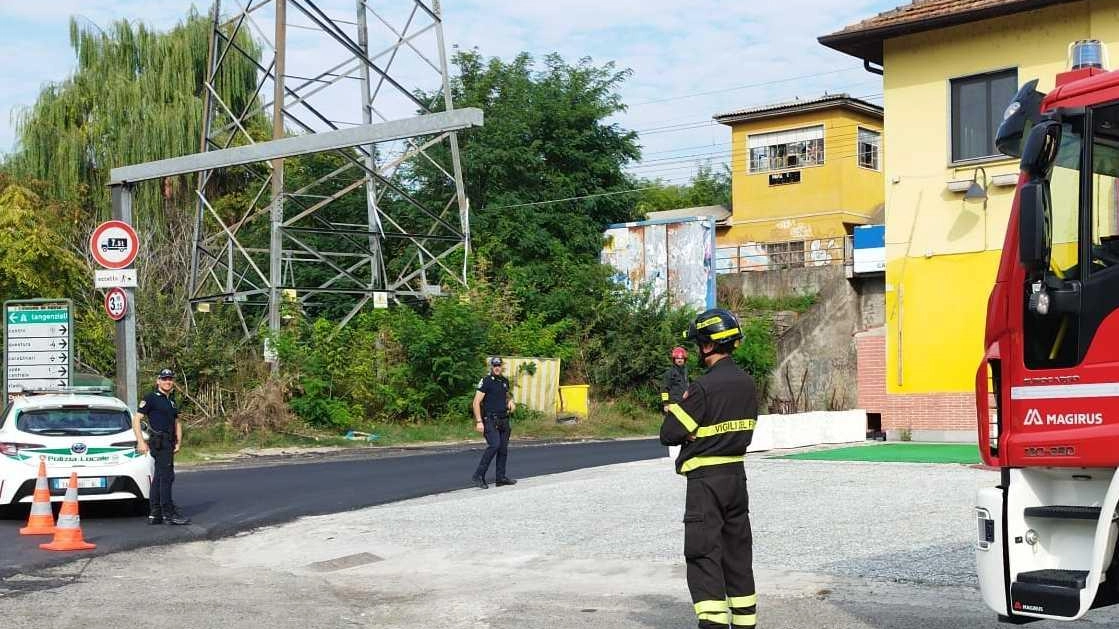 La polizia locale ha chiuso il sottopasso che porta da viale Brambilla a via della Repubblica Sul posto i vigili del fuoco La polizia locale ha chiuso il sottopasso che porta da viale Brambilla a via della Repubblica Sul posto i vigili del fuoco