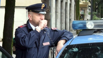 Furti e ricettazione, un tesoro di orologi preziosi e abiti griffati a casa di un 29enne di Abbiategrasso