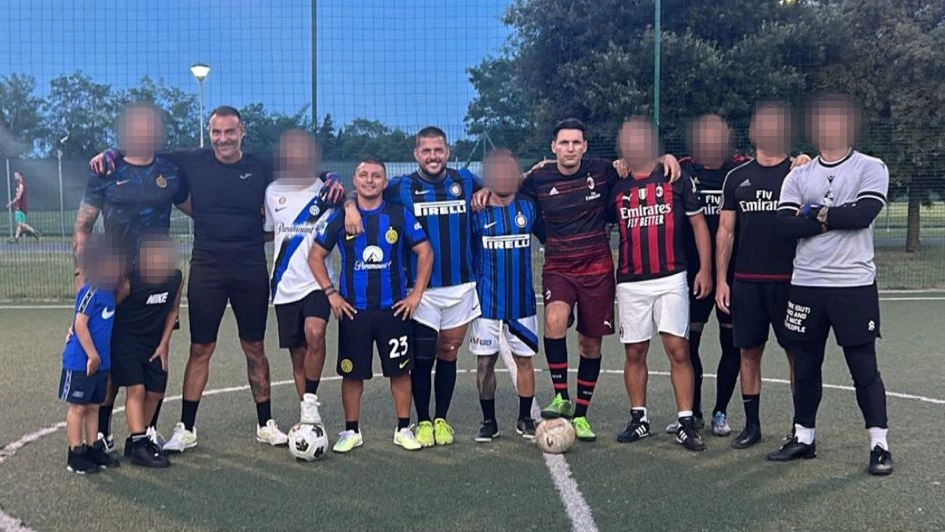 Da sinistra, a volto scoperto: Andrea Beretta, Antonio Bellocco, Marco Ferdico e Alfonso Cuturello al derby di calcetto tra ultrà interisti e milanisti alla vigilia dell’omicidio a Cernusco sul Naviglio Da sinistra, a volto scoperto: Andrea Beretta, Antonio Bellocco, Marco Ferdico e Alfonso Cuturello al derby di calcetto tra ultrà interisti e milanisti alla vigilia dell’omicidio a Cernusco sul Naviglio