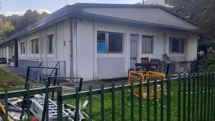 La scuola dell'infanzia di via Lorenteggio 6 a Milano è chiusa a causa del maltempo e dei furti di rame. 125 bambini sono stati trasferiti in altre sedi, causando disagi alle famiglie. La direzione cerca di limitare i disagi e si spera in interventi rapidi per ripristinare la struttura. La scuola dell'infanzia di via Lorenteggio 6 a Milano è chiusa a causa del maltempo e dei furti di rame. 125 bambini sono stati trasferiti in altre sedi, causando disagi alle famiglie. La direzione cerca di limitare i disagi e si spera in interventi rapidi per ripristinare la struttura.