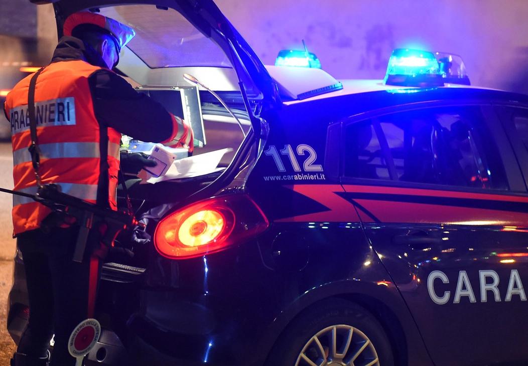 il bancomat gli mangia la tessera lui prende una fioriera e la getta contro lo sportello denunciato