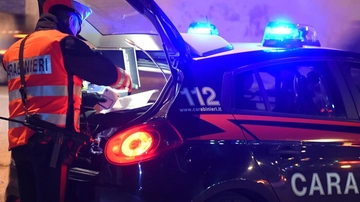Il bancomat gli “mangia” la tessera: lui prende una fioriera e la getta contro lo sportello: denunciato