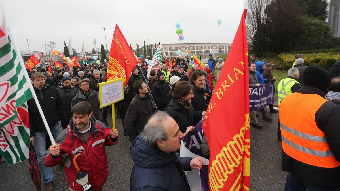 Lavoratori del quartier generale ad Agrate Brianza del colosso dei chip: la St rischia una riduzione netta dell’organico con licenziamenti a catena Lavoratori del quartier generale ad Agrate Brianza del colosso dei chip: la St rischia una riduzione netta dell’organico con licenziamenti a catena