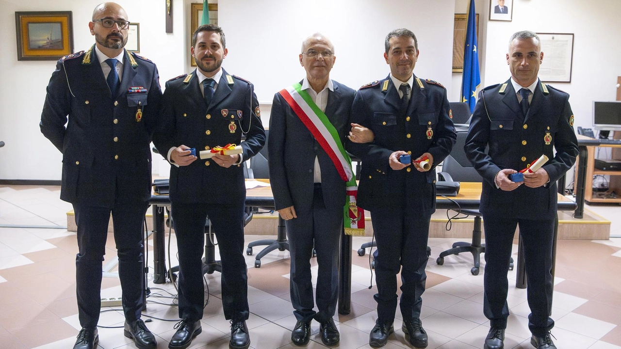 Duecentosettanta ore di servizio davanti alle scuole, 384 impegnate in posti di controllo, quasi 500 sanzioni spiccate per mancato... Duecentosettanta ore di servizio davanti alle scuole, 384 impegnate in posti di controllo, quasi 500 sanzioni spiccate per mancato...