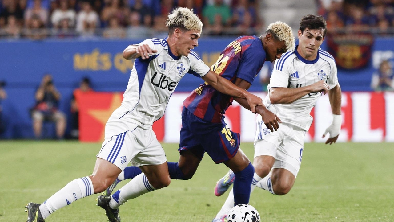 Lamine Yamal affrontato da Alex Valle e Ivan Azon durante Barcellona-Como Il classe 2007 ha segnato una doppietta e ha chiuso la scorsa stagione a. 18 reti Lamine Yamal affrontato da Alex Valle e Ivan Azon durante Barcellona-Como Il classe 2007 ha segnato una doppietta e ha chiuso la scorsa stagione a. 18 reti