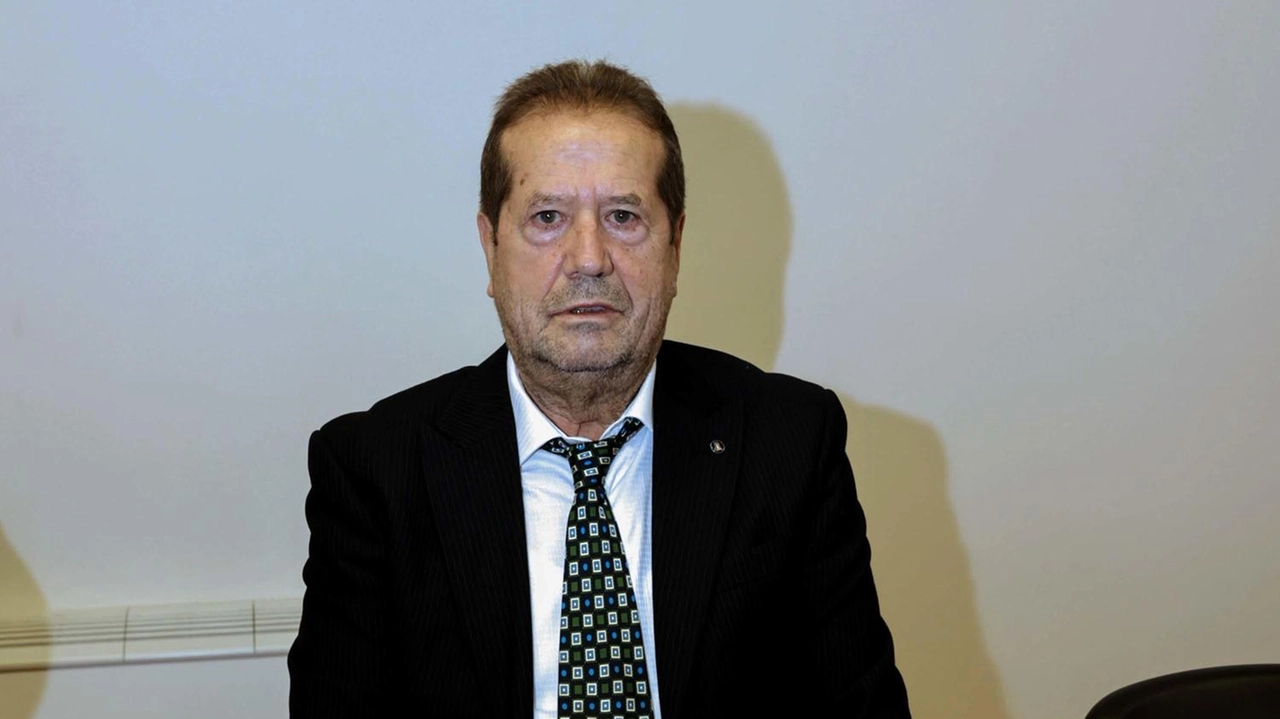 "Dimissioni o richiesta di decadenza": pugno duro del presidente del consiglio comunale per il consigliere “super-assenteista”. Dal primo consiglio... "Dimissioni o richiesta di decadenza": pugno duro del presidente del consiglio comunale per il consigliere “super-assenteista”. Dal primo consiglio...