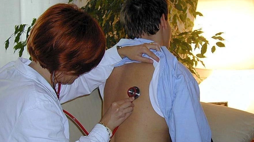 Un medico di base mentre visita un paziente in ambulatorio (foto di repertorio) Un medico di base mentre visita un paziente in ambulatorio (foto di repertorio)