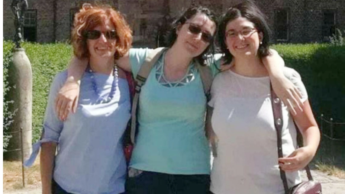 Laura Ziliani, 55 anni, abbracciata con le figlie e sue assassine Silvia e Paola Zani, di 29 e 21 anni