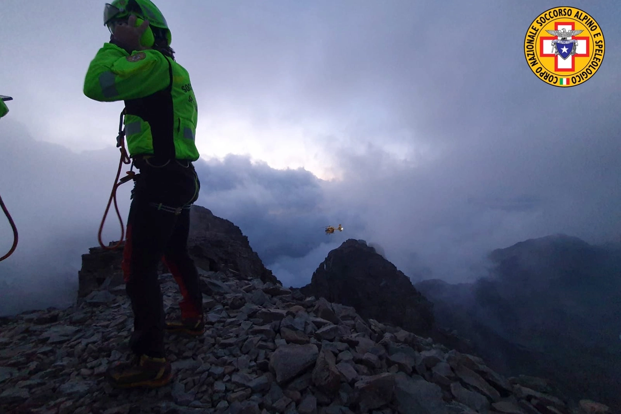 Soccorso alpino in azione per recuperare il corpo dell'alpinista precipitato dal Pi