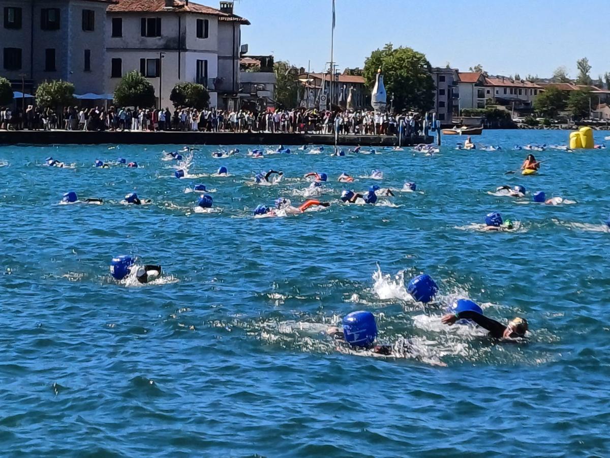In 500 alla 27esima Traversata del lago di Iseo. Sul podio sale per la prima volta un 15enne, Samuele Salvi