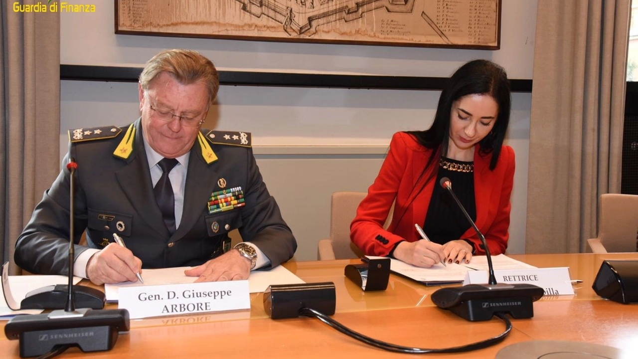 Il comandante della GdF Giuseppe Arbore e la rettrice Marina Brambilla Il comandante della GdF Giuseppe Arbore e la rettrice Marina Brambilla