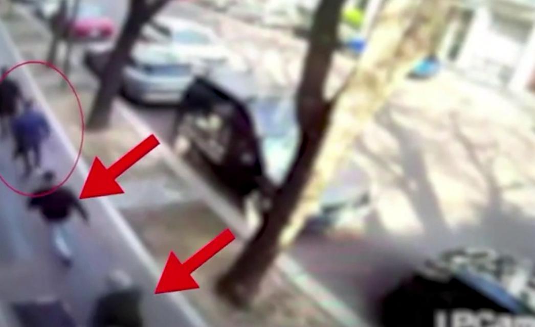 Turista depredato di un Breguet. Ma i passanti inseguono il ladro Turista depredato di un Breguet. Ma i passanti inseguono il ladro