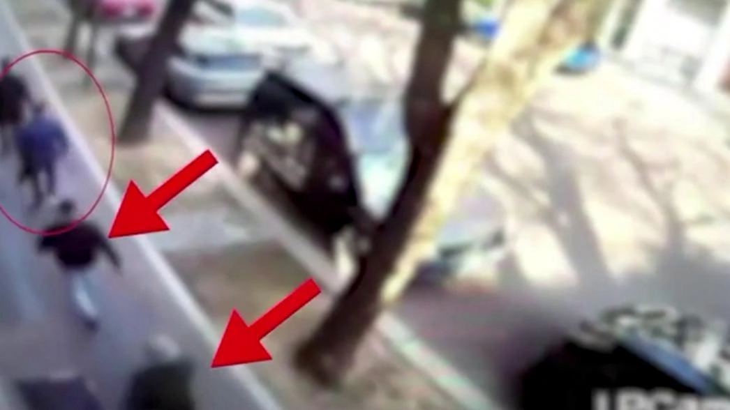 Una coppia di turisti ferma al semaforo di via Manzoni angolo Monte Napoleone. Pochi passi per raggiungere l’Armani Hotel, che... Una coppia di turisti ferma al semaforo di via Manzoni angolo Monte Napoleone. Pochi passi per raggiungere l’Armani Hotel, che...