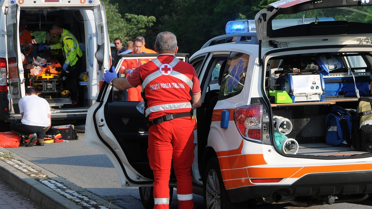Ambulanza e automedica sul luogo d un incidente Ambulanza e automedica sul luogo d un incidente