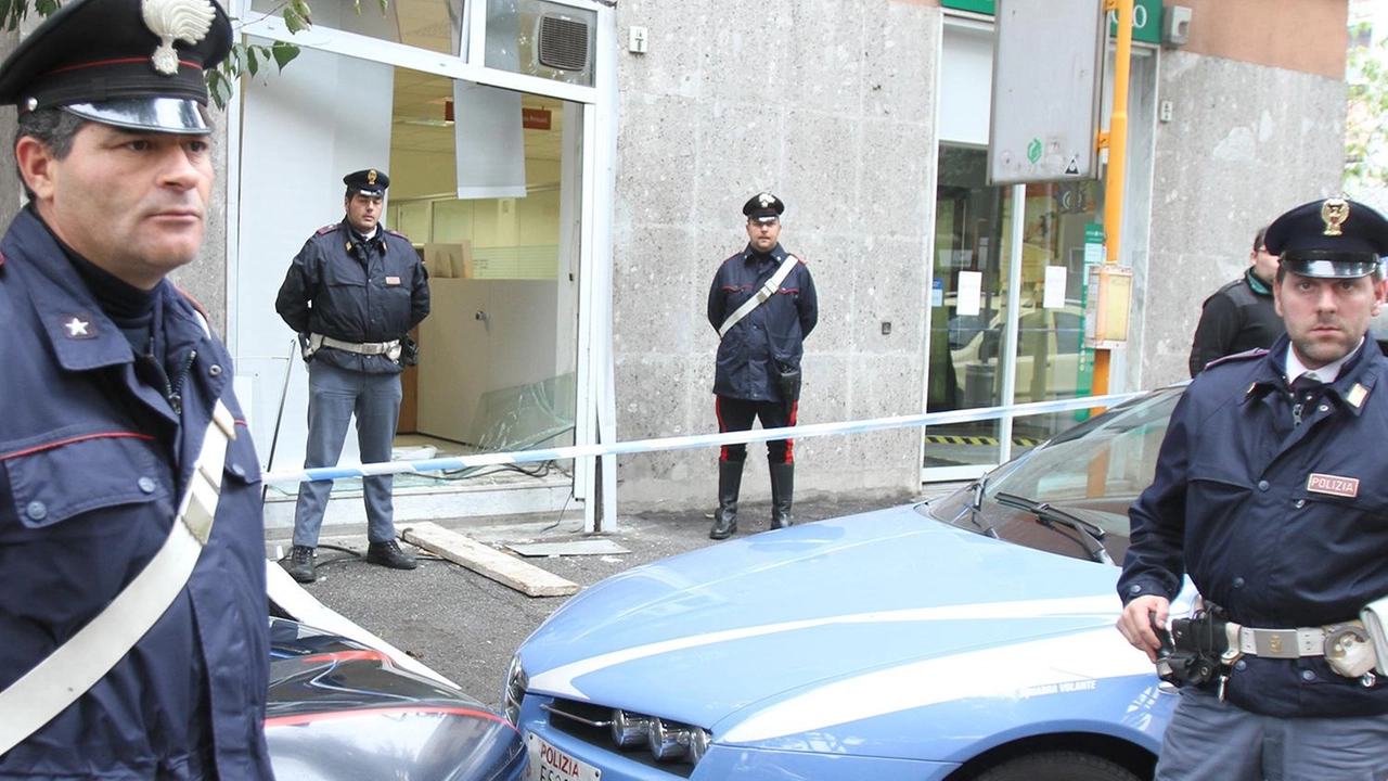 A Monza, un carabiniere fuori servizio sventa un furto e scopre 1,5 kg di cocaina nell'abitazione. Indagini in corso. A Monza, un carabiniere fuori servizio sventa un furto e scopre 1,5 kg di cocaina nell'abitazione. Indagini in corso.