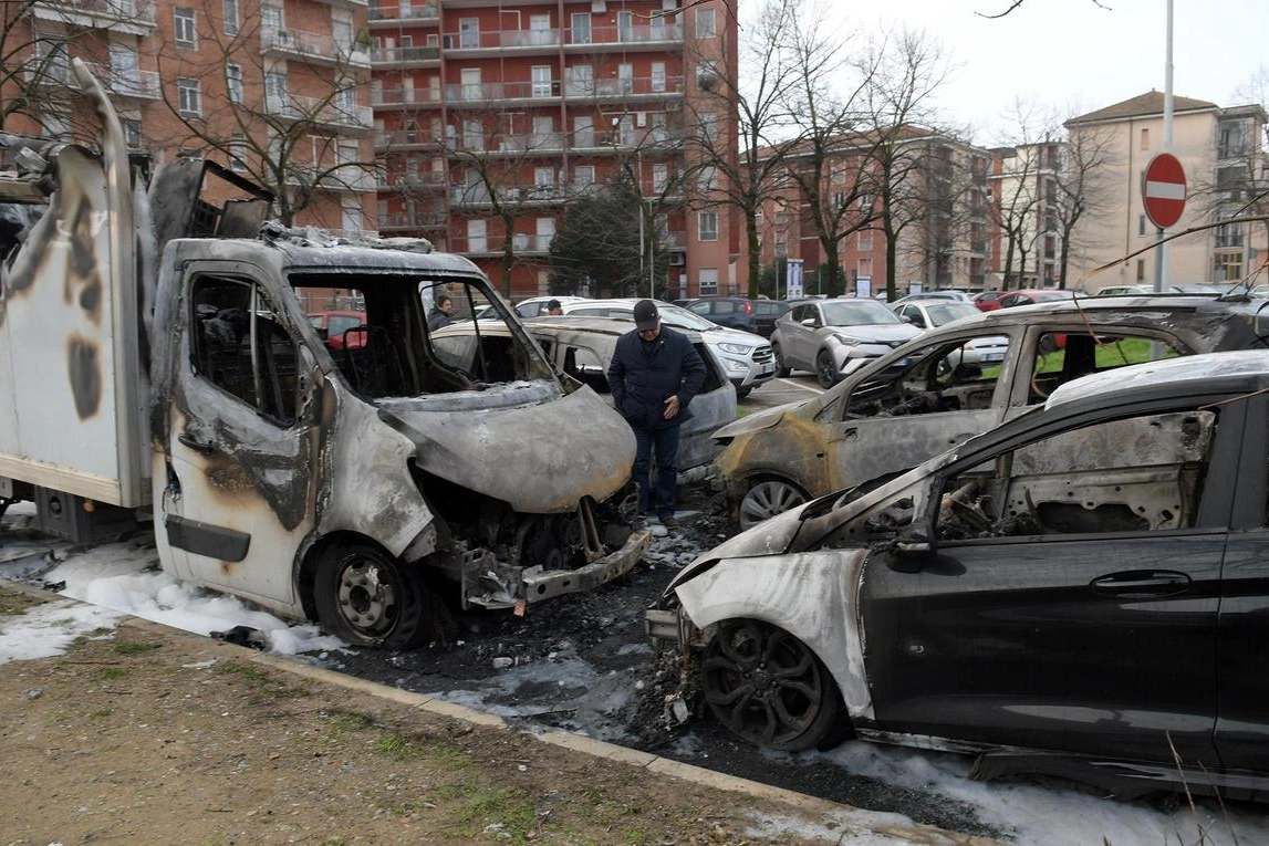 Incendiate venti auto, dopo il raid lo sdegno: "Le indagini proseguono, chi sa parli"