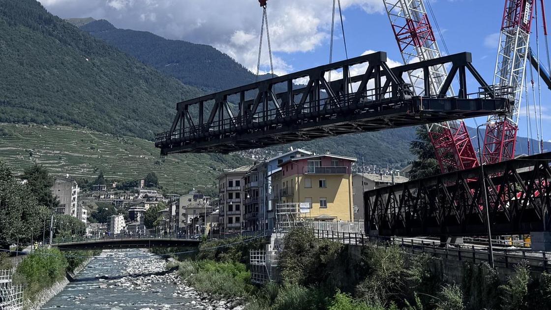 Sondrio, il nuovo ponte ferroviario. Giornata di lavori sul Mallero