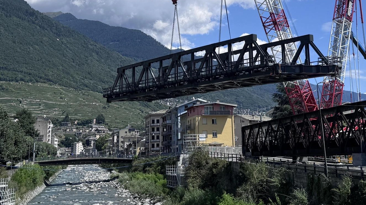 Posizionata in città la struttura in acciaio. Il vecchio attraversamento. verrà riutilizzato . Posizionata in città la struttura in acciaio. Il vecchio attraversamento. verrà riutilizzato .