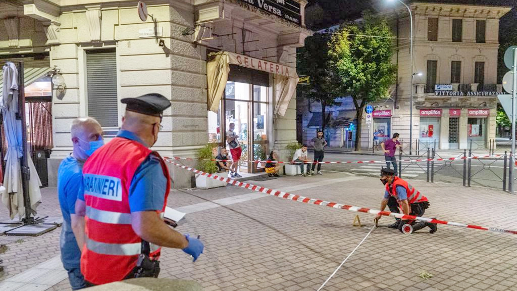 I rilievi in piazza Meardi a Voghera, dopo l'omicidio I rilievi in piazza Meardi a Voghera, dopo l'omicidio